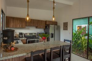 Namaitamí Casa Hermosa con AC y piscina a Solo 650 Metros del Parque Nacional Cahuita