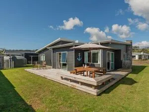 Hawk Hill Getaway - Cooks Beach Holiday Home - Cooks Beach