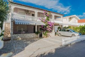 Apartments with parking space Vir - 18569