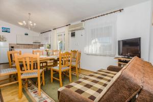 Apartments with parking space Vir - 18569