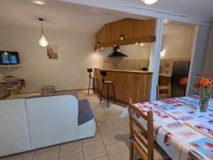 Maison rénovée près dAngoulême avec jardin privé - FR-1-653-208