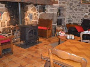 Maisons de vacances Gite Anglards-de-Salers, 3 pieces, 4 personnes - FR-1-742-379 : photos des chambres