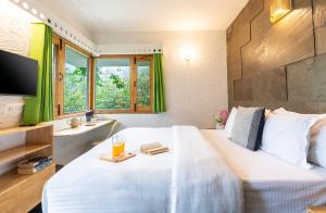 SaffronStays Hydrangea Hill - with Valley Views, Fireplace & Family Celebrations