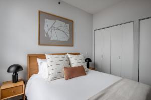 South Loop 1br w gym game room nr top schools CHI-988