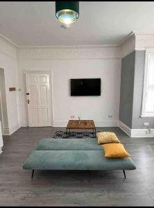 Lovely 1-bedroom apartment, free street parking