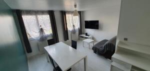 Sejours chez l'habitant Chambre chez l'habitant - Appartement lumineux - Gare a 2 arrets de tram : photos des chambres
