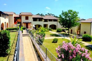 Apartments 4 beds, first floor with private outdoor area, in Residence with swimming-pool