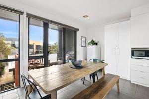 Shore Place 3 br Serenity - Golf Course Views - Free parking