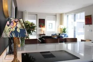 a luxurious gem by the sea - Moord