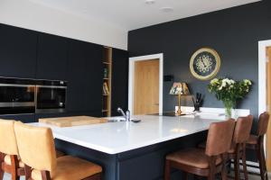 Apartment - Sleeps 4 - Seaside - Parking - Garden