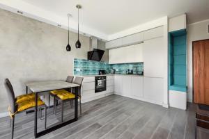 Ochota City View Modern Apartment by BookingHost