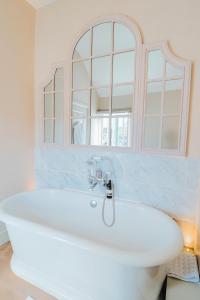 Superior King Room with Bath room in The Fuzzy Duck