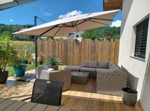 Sejours chez l'habitant Belle maison avec jardin et vue montagne : photos des chambres