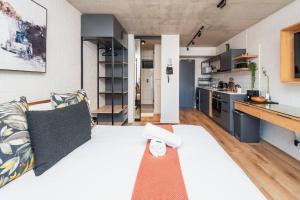 Luxury Studio with Ocean Views and Rooftop Pool