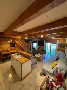 Le CHAL HEUREUX bel appartement dans vieille ferme de montagne rénovée