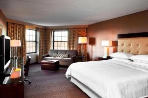 Club Level King room in Sheraton Parsippany Hotel