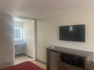 King Room - Smoking  room in Econo Lodge Union City - Atlanta South