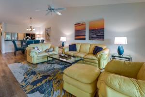 3 Mi to Beaches Naples Condo with Pool Access!