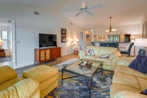 3 Mi to Beaches Naples Condo with Pool Access!