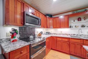 Creekside Family Retreat by Waterfalls and Hiking!