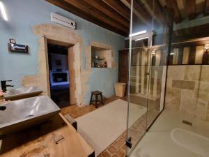 B&B / Chambres d'hotes Suite dans demeure authentique du XVEME : photos des chambres