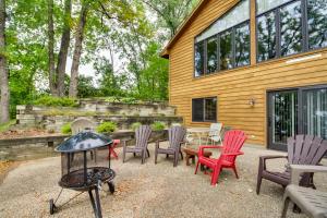 obrázek - Lakefront Home with Beach, Deck and Fire Pit!