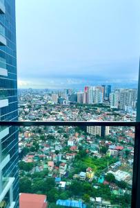 Cozy 2 Bedrooms in BGC with Balcony Bathtub 600Mbps