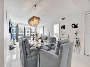 Fantastic condo w beach service 615