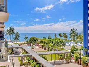 Fantastic condo w beach service 615