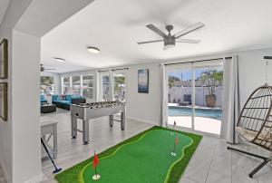 HEATED Pool, Game Room, Bunk Beds, Close to Beaches, Fun!