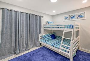 HEATED Pool, Game Room, Bunk Beds, Close to Beaches, Fun!