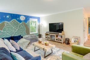 Black Mountain Retreat with Hot Tub and Mountain Views