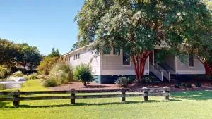 2 Bdrm Lakeside Villa Scenic View With Amenities - Annieville