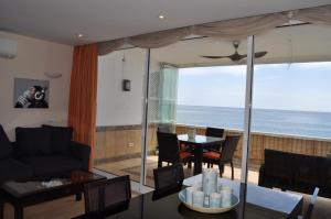 Magnificent Front Sea Views Apartment