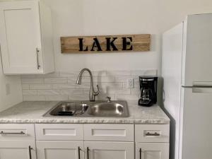 Cozy Cottage • 2 King Beds • Grove • Kayaks • WasherDryer
