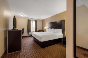 King Room  - Non-Smoking room in Best Western West Deptford Inn