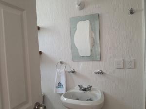 Casa de 3 habitaciones TODAS con baño propio, 3 y medio baños en toal, alberca, cupo hasta 12 personas