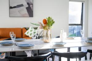 The Pond sweet 4 br home by Coles with garage&WiFi