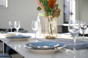 The Pond sweet 4 br home by Coles with garage&WiFi