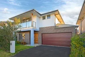The Pond sweet 4 br home by Coles with garage&WiFi - Schofields