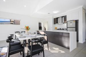 The Pond sweet 4 br home by Coles with garage&WiFi