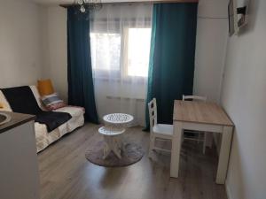 Appartements studio equipe proche commerces + parking gratuit : Appartement 1 Chambre