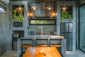 Villa Konkrete - 3BR - Tropical Hideaway Rooftop 15mins to The Beach