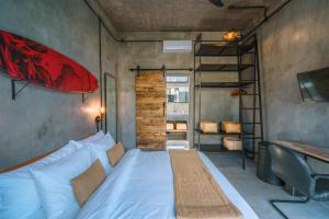 Villa Konkrete - 3BR - Tropical Hideaway Rooftop 15mins to The Beach