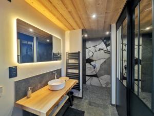 Chalets Chalet de Standing a Super Besse avec Jacuzzi SB2 : photos des chambres