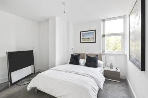 Luxurious 2 Bedroom Apartment with Free Parking, Sky TV, Sports, Movies & Netflix