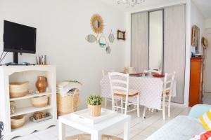 Appartements Bohemian Seaside Escape Apartment with Garden in Cabourg : photos des chambres