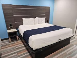 Queen Room with Roll-In Shower - Mobility/Hearing Accessible - Non-Smoking room in Travelodge by Wyndham Fullerton Near Anaheim