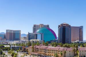 King Room with Roll-In Shower - Mobility/Hearing Accessible room in Four Points by Sheraton Las Vegas East Flamingo