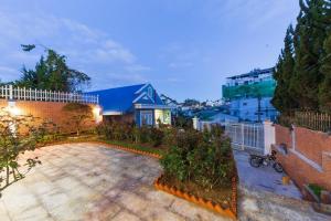 Căn Hộ Nhìn Ra Vườn (Apartment with Garden View)